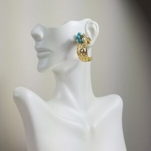 Gold and turquoise earring